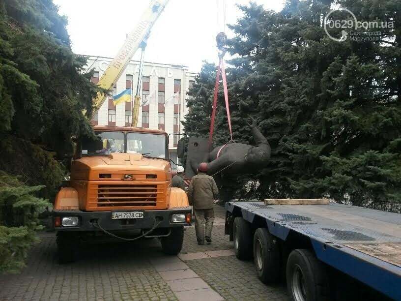 Под тройной охраной: в Мариуполе снесли памятник Орджоникидзе