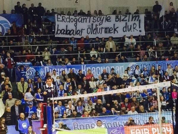 "Досить вбивати". Російські вболівальники вивісили скандальний банер Ердогану: фотофакт