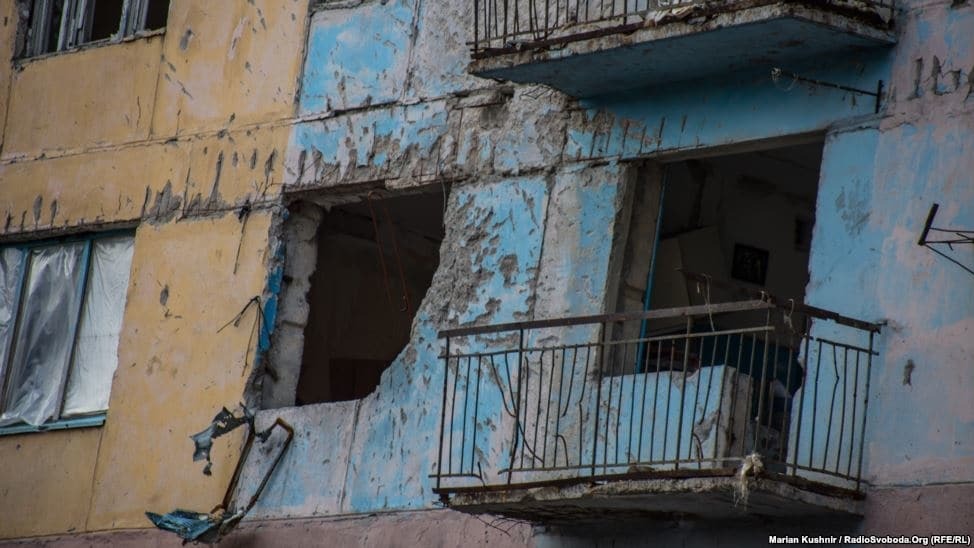 Опубликованы жуткие снимки авдеевских девятиэтажек, устоявших под артобстрелами