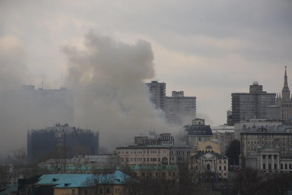 У центрі Москви загорілася будівля Міноборони Росії: опубліковані фото і відео