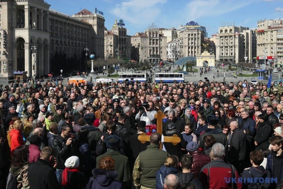 Сотні українців вийшли на Майдан попрощатися з бійцем ЗСУ Годзилою