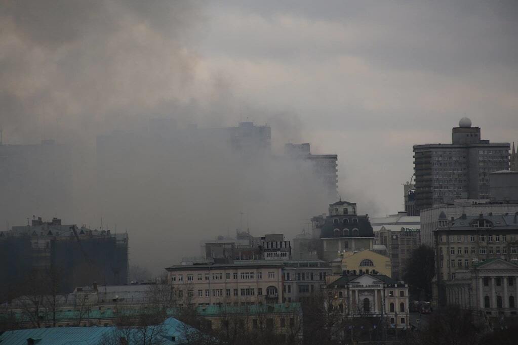 У центрі Москви загорілася будівля Міноборони Росії: опубліковані фото і відео