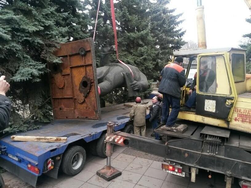Під потрійною охороною: в Маріуполі знесли пам'ятник Орджонікідзе
