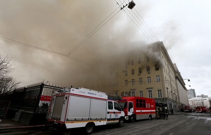 Масштабный пожар в здании Минобороны России локализировали