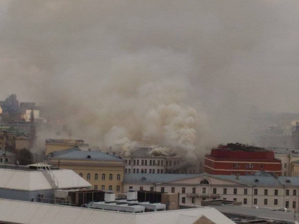 У центрі Москви загорілася будівля Міноборони Росії: опубліковані фото і відео