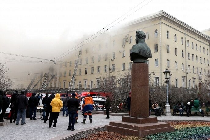 Масштабный пожар в здании Минобороны России локализировали