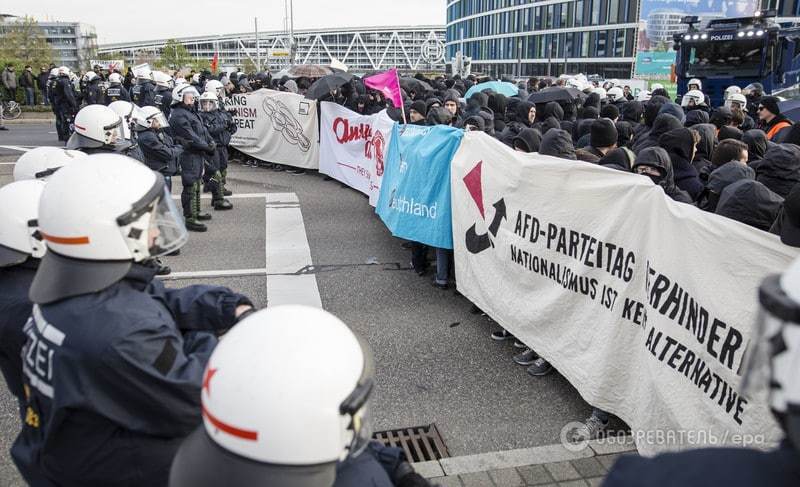 У Штутгарті демонстранти побилися з поліцією, близько 400 людей заарештовано