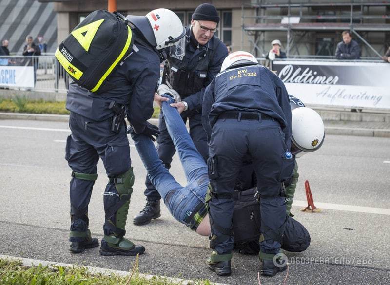 "Нацисты, вон!": в Штутгарте демонстранты подрались с полицией, около 400 человек арестованы