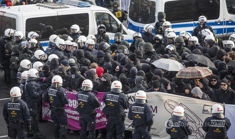 "Нацисты, вон!": в Штутгарте демонстранты подрались с полицией, около 400 человек арестованы