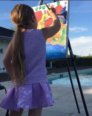 Виктория Бэкхем показала, как рисует ее дочь (фото)