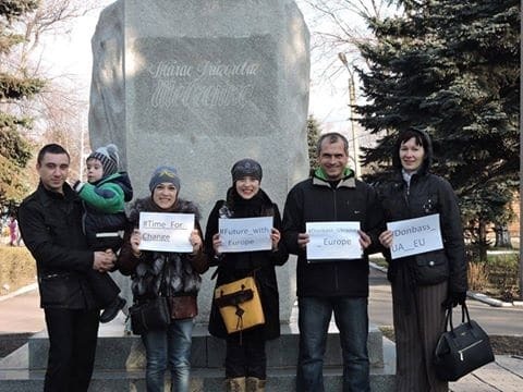 Жители городов Донбасса вышли на митинги в поддержку европейской интеграции: фоторепортаж