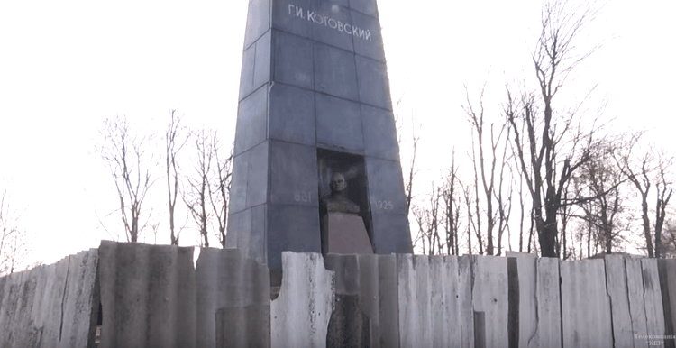 Гроб и кости не тронули: под Одессой вандалы взломали склеп Котовского. Опубликованы фото и видео