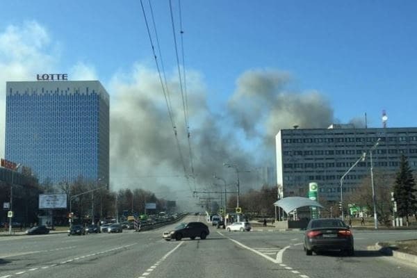 Облако дыма и взрывы: в Москве вспыхнул очередной масштабный пожар. Фото и видеофакт