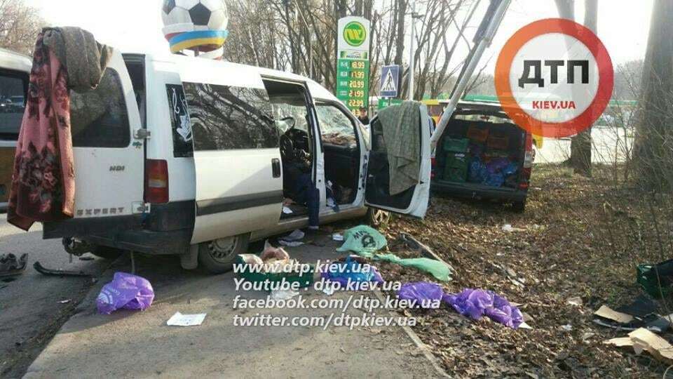 В Киеве водитель уснул за рулем и врезался в столб