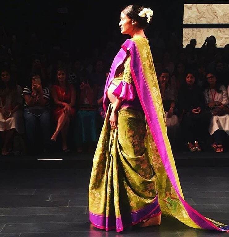 В Индии на подиум вышла модель на позднем сроке беременности