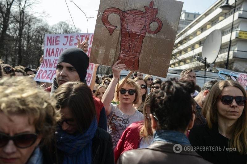 My pussy – my choice! В Польше женщины с вешалками вышли на протест против запрета абортов: фоторепортаж