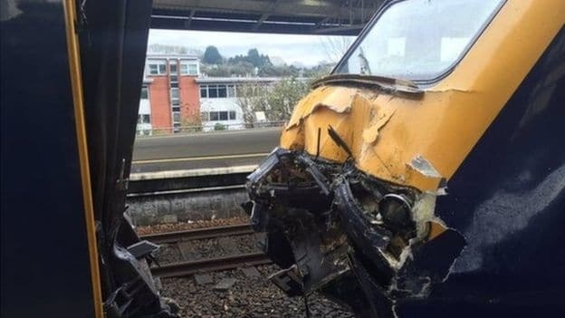 В Великобритании столкнулись поезда: десятки раненых. Фотофакт