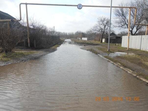 "Течет ручей, бежит ручей": в соцсетях показали, как тонет Макеевка. Фоторепортаж