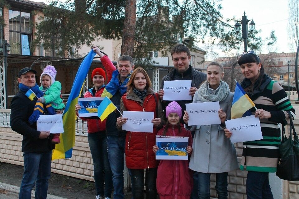 Жители городов Донбасса вышли на митинги в поддержку европейской интеграции: фоторепортаж