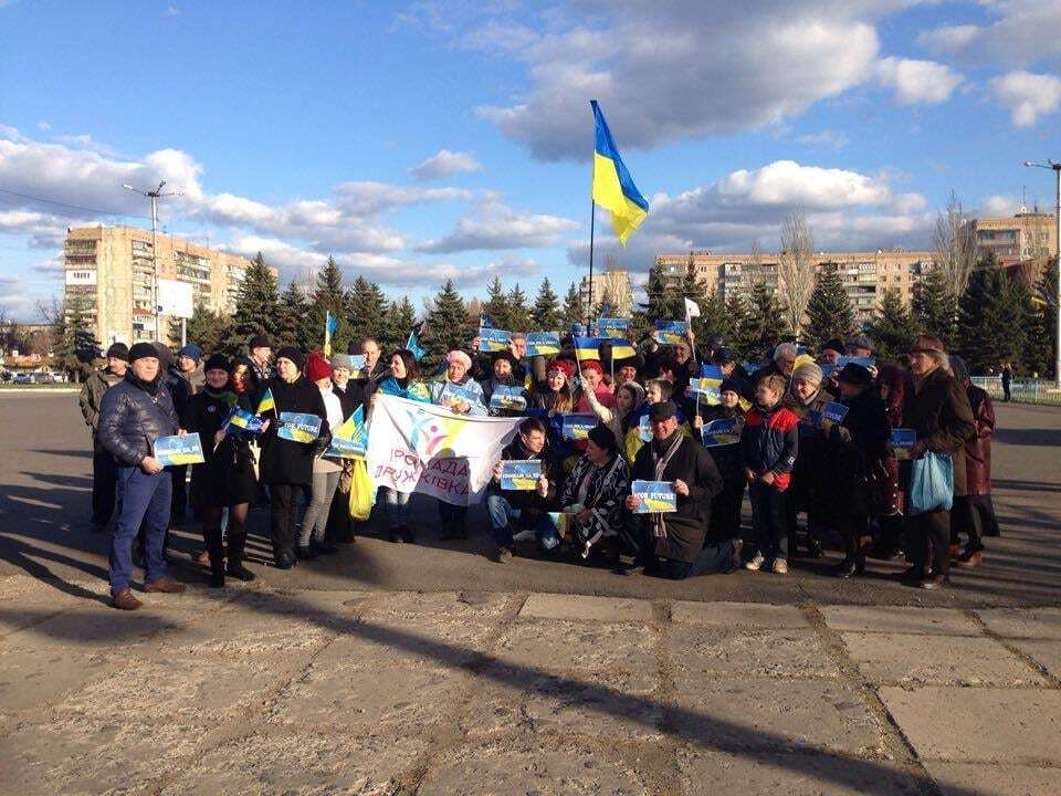 Жители городов Донбасса вышли на митинги в поддержку европейской интеграции: фоторепортаж