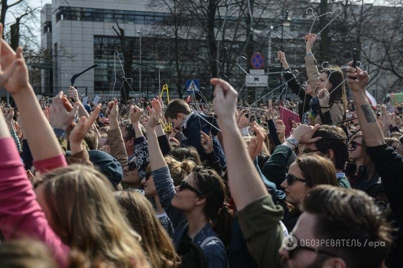 My pussy – my choice! В Польше женщины с вешалками вышли на протест против запрета абортов: фоторепортаж