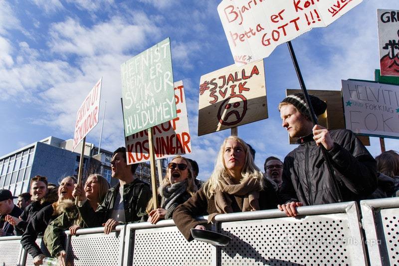 Офшорный скандал: в Исландии тысячи людей вышли на митинг против премьера