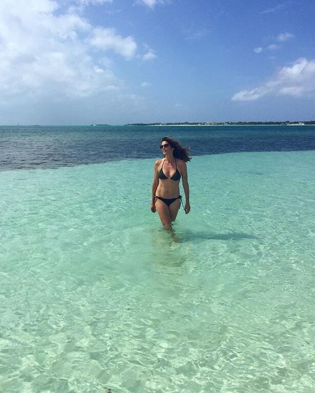 50-летняя Кроуфорд похвасталась фигурой в бикини на Багамах