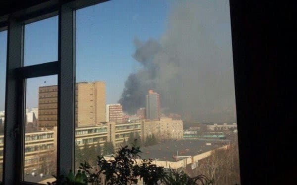 Облако дыма и взрывы: в Москве вспыхнул очередной масштабный пожар. Фото и видеофакт