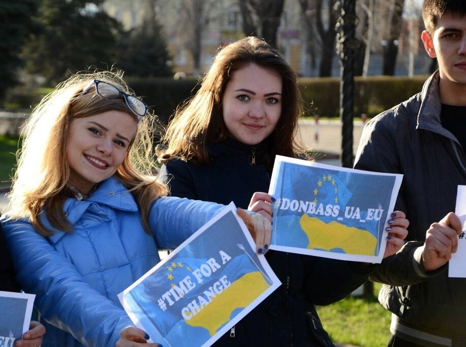 Жители городов Донбасса вышли на митинги в поддержку европейской интеграции: фоторепортаж