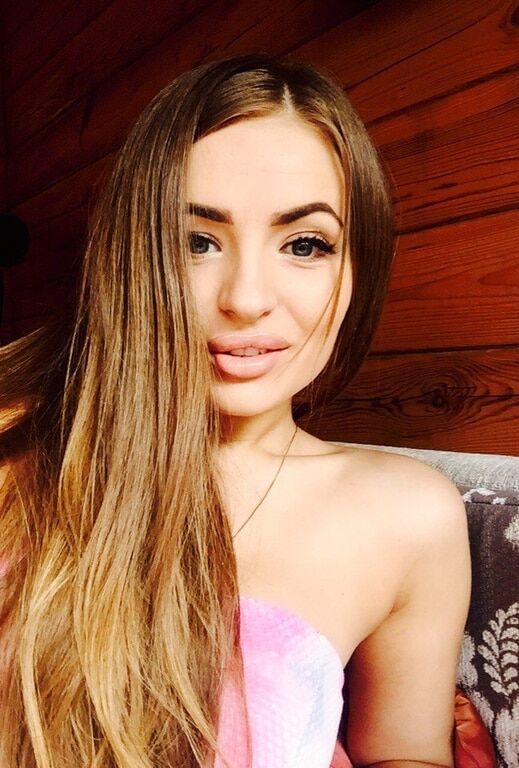 Невестка депутата от БПП Куницына показала "подкачанные" губы и фигуру в бикини. Обнародованы фото