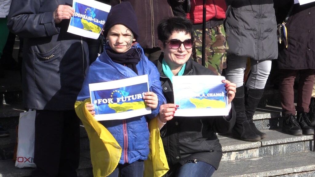 Жители городов Донбасса вышли на митинги в поддержку европейской интеграции: фоторепортаж