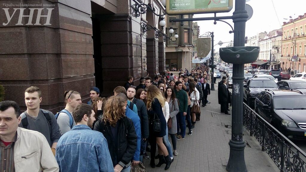 В Киеве устроили флешмоб в поддержку Украины на референдуме в Голландии: фото- и видеофакт