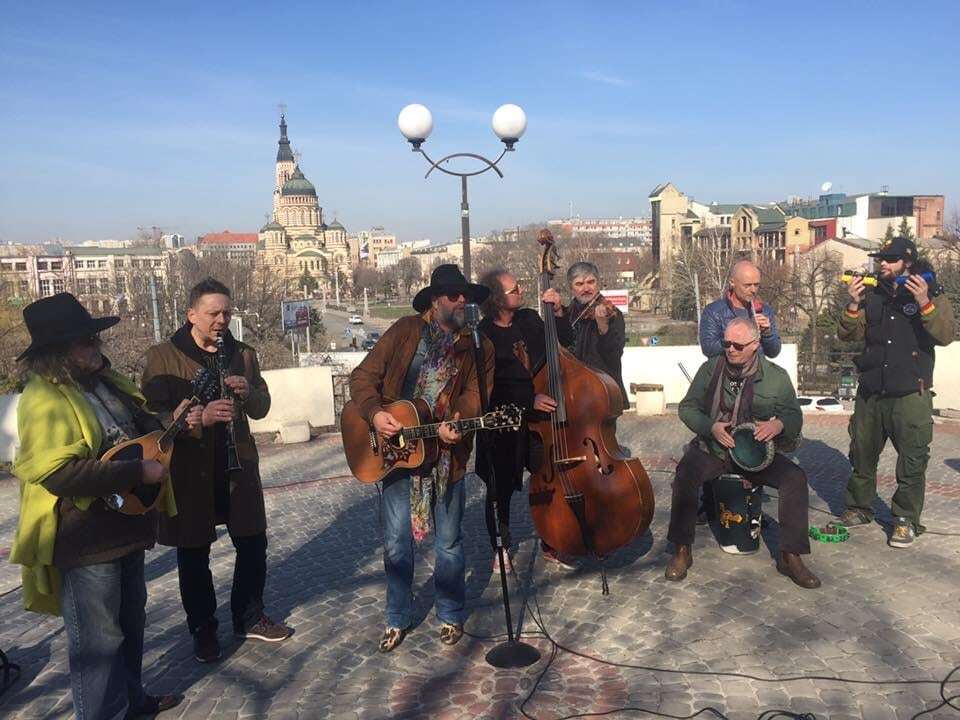 "Ранкові пісні": Борис Гребенщиков влаштував вуличний концерт у Харкові. Фото- і Відеофакт