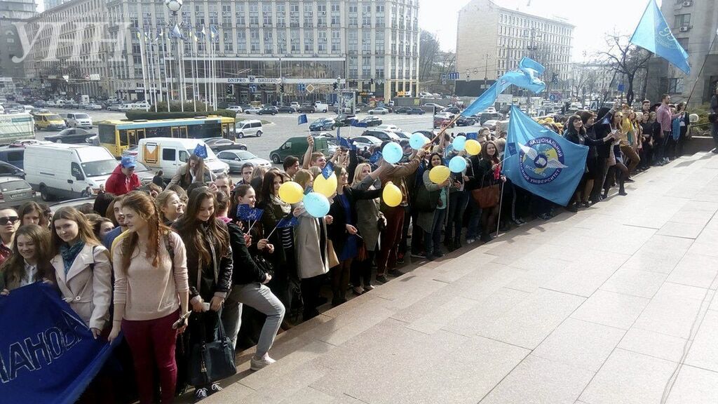В Киеве устроили флешмоб в поддержку Украины на референдуме в Голландии: фото- и видеофакт