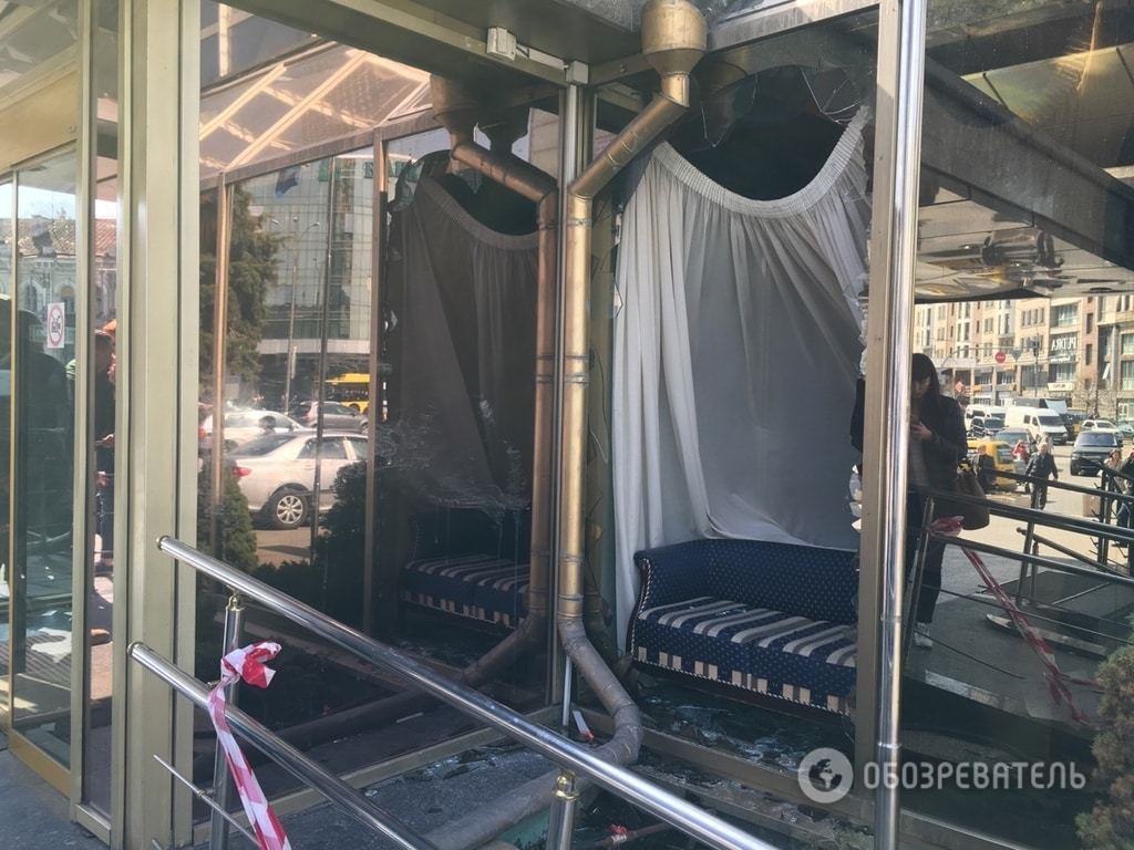 Выселение со спецназом: появились фото разгромленной гостиницы "Лыбидь" в Киеве
