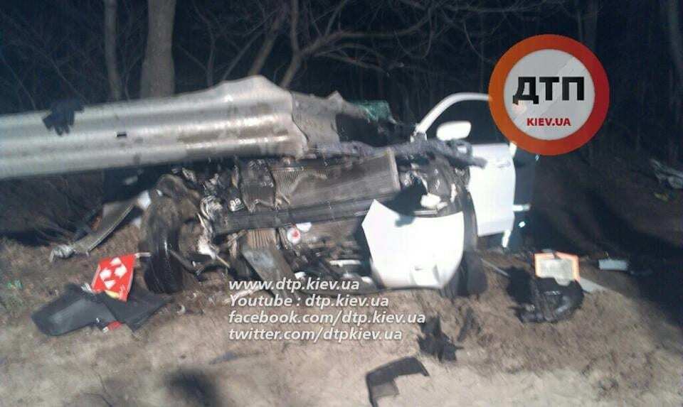 ДТП в Киеве: отбойник пронизал салон автомобиля, водитель в реанимации