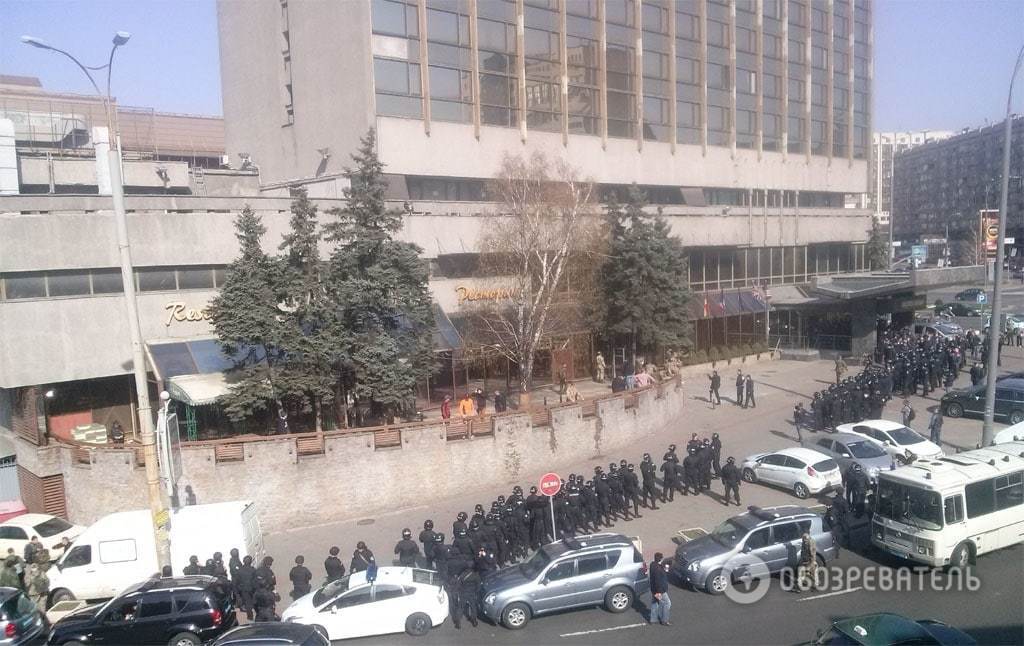 В Киеве гостиницу "Лыбидь" окружил полицейский спецназ: есть задержанные