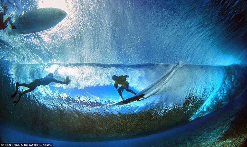 Опубликованы потрясающие снимки серферов, сделанные под водой
