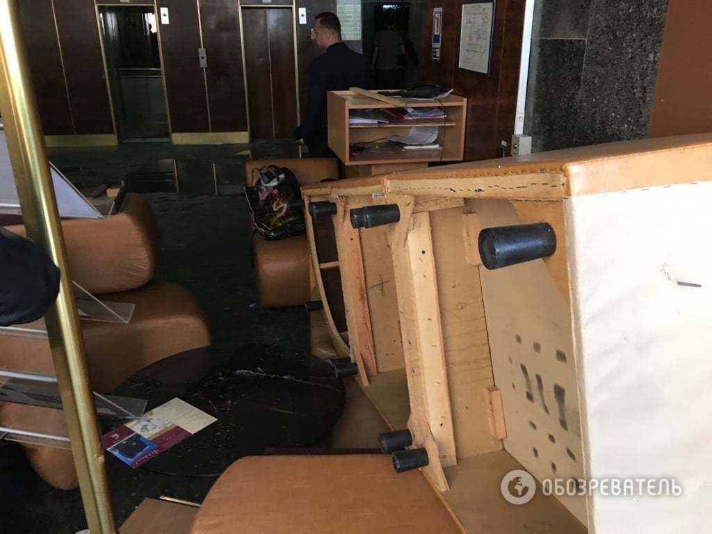 Выселение со спецназом: появились фото разгромленной гостиницы "Лыбидь" в Киеве