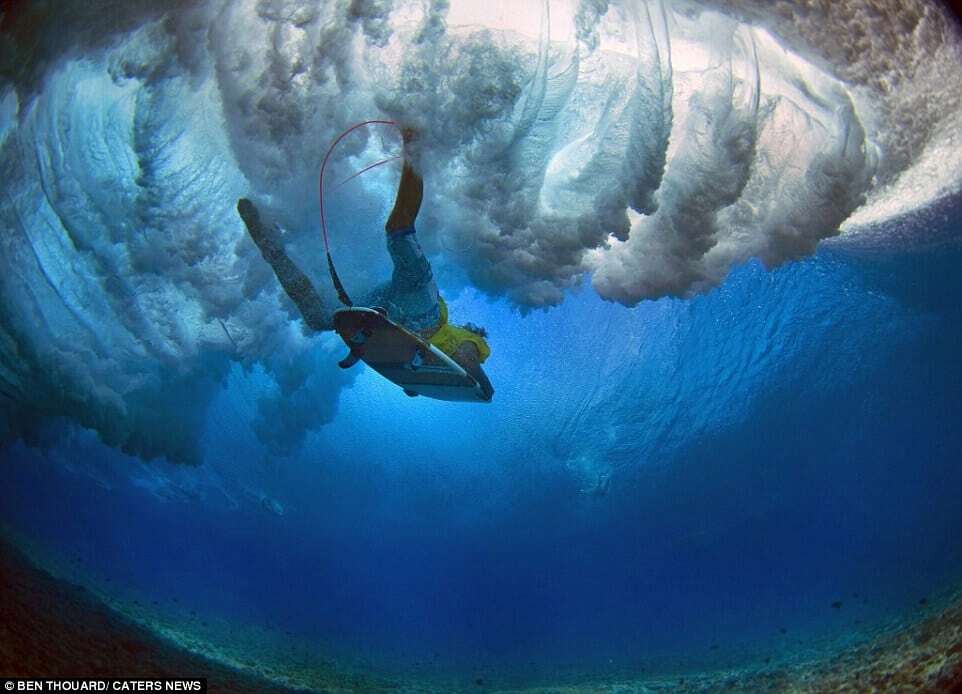 Опубликованы потрясающие снимки серферов, сделанные под водой