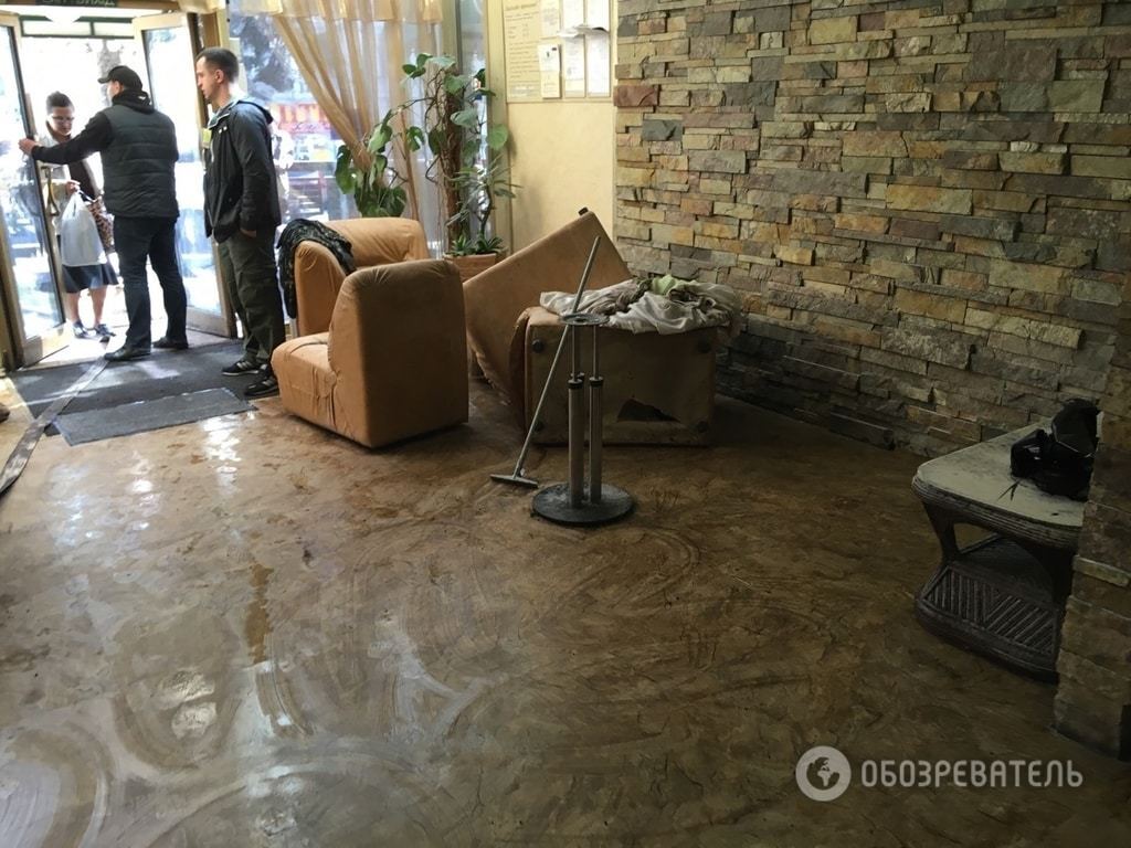 Выселение со спецназом: появились фото разгромленной гостиницы в Киеве