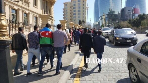 У Баку сотні людей вийшли на вулиці з вимогою продовжувати війну