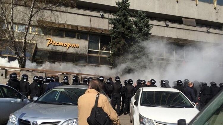 У Києві готель "Либідь" оточив поліцейський спецназ: є затримані