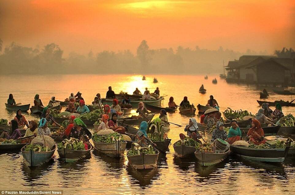 Удивительные плавучие рынки Индонезии: потрясающие фото