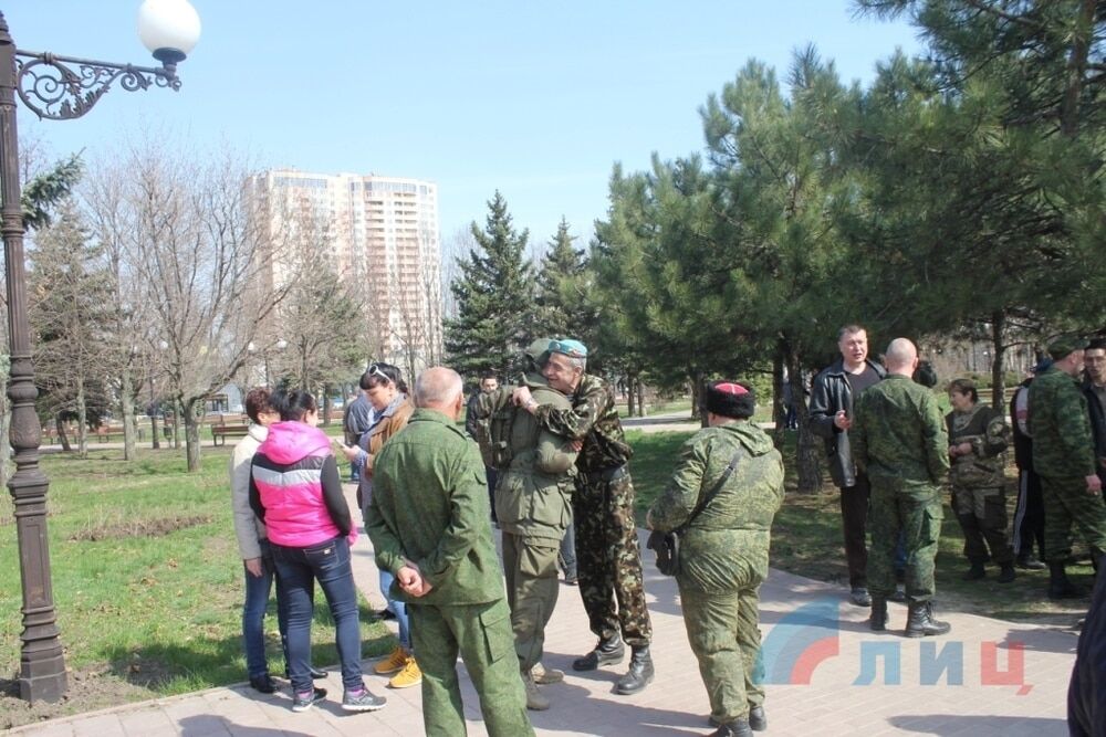 "Собрались алковоины паленки попить": в Луганске отметили годовщину захвата здания СБУ. Фоторепортаж