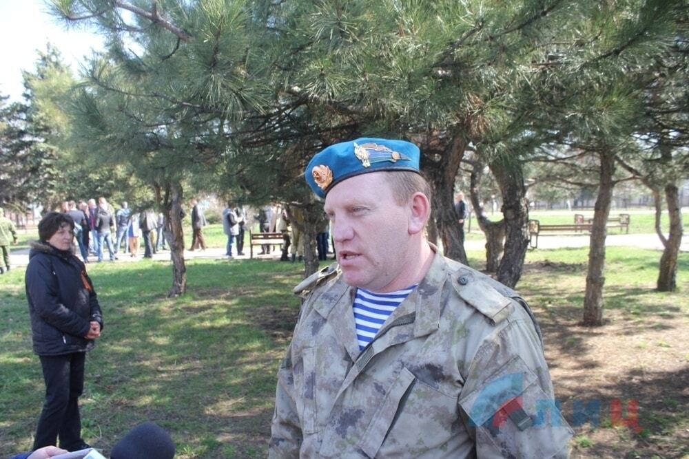 "Собрались алковоины паленки попить": в Луганске отметили годовщину захвата здания СБУ. Фоторепортаж