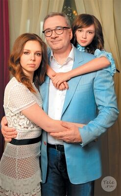 Константин Меладзе снялся в фотосессии с подросшими дочерьми