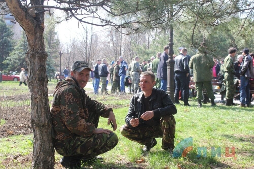 "Собрались алковоины паленки попить": в Луганске отметили годовщину захвата здания СБУ. Фоторепортаж