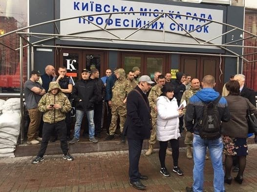 Скандал вокруг Дома профсоюзов в Киеве: коммунальщикам не дали поставить забор 