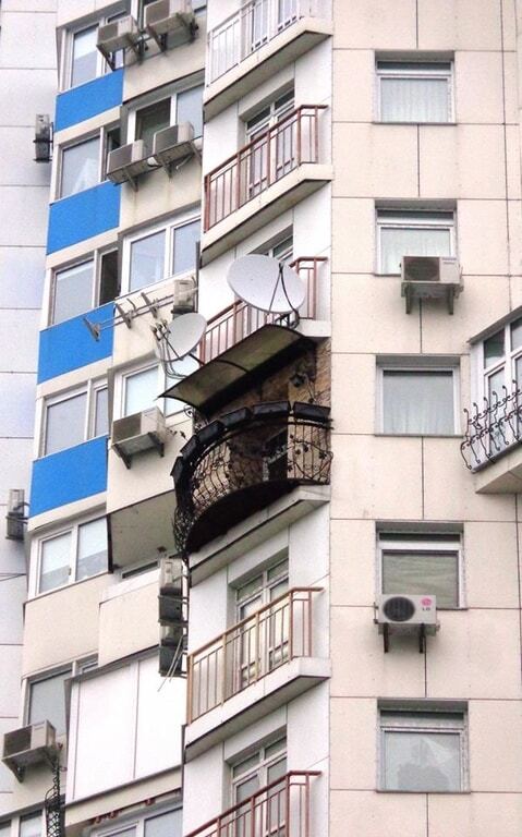 "Приятно освежает": в Киеве засекли балкон в стиле ограды на кладбище. Фотофакт